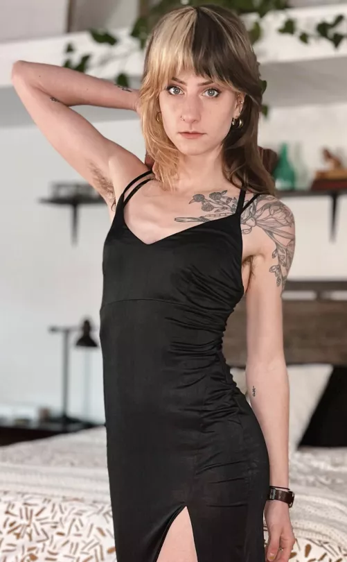 Curly hairs under a classy black dress