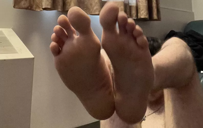Do me a favor and worship my feet for me😈