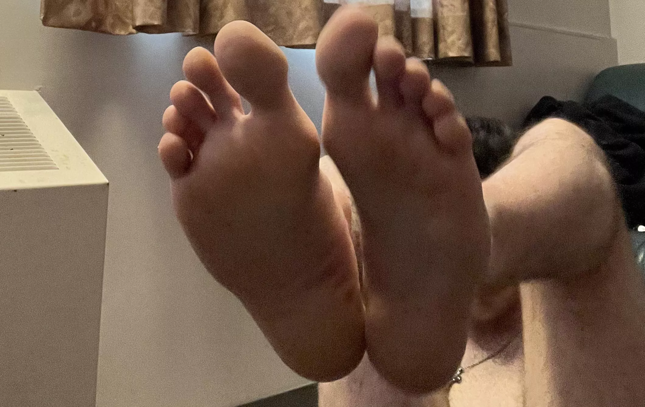 Do me a favor and worship my feet for me😈