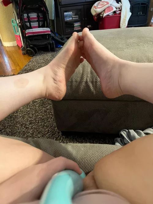 [domme] Be a good slave and lick my feet while I make myself cum, since your little cock can’t get it done