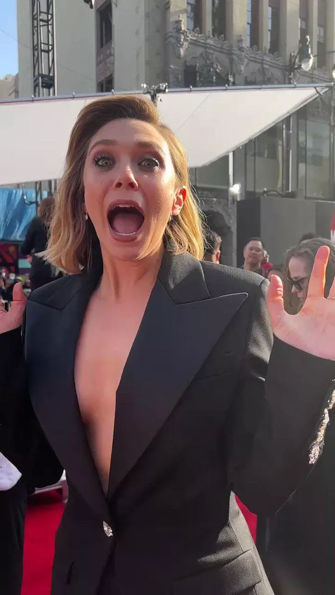 Elizabeth Olsen in that outfit makes me go loco! 😍🙃😋