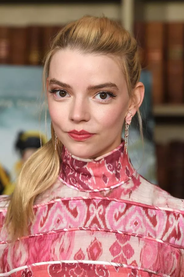 I can't stop rubbing myself over my underwear for Anya Taylor Joy. I wanna lose my mind on the edge but hope not to make a mess in there.