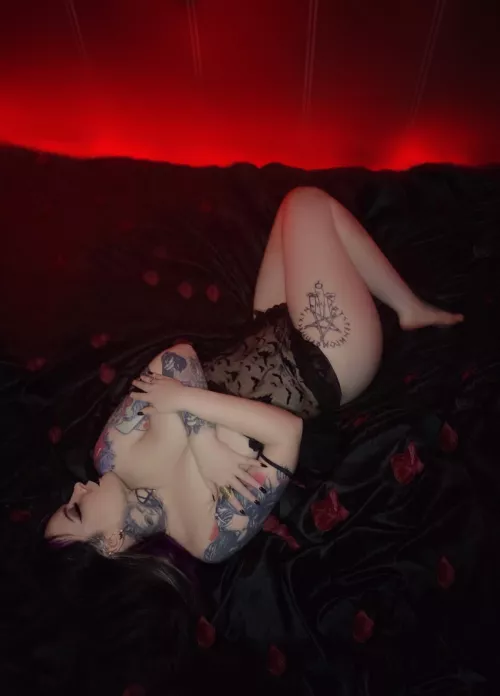 I want to leave my lipstick on your cock 💋