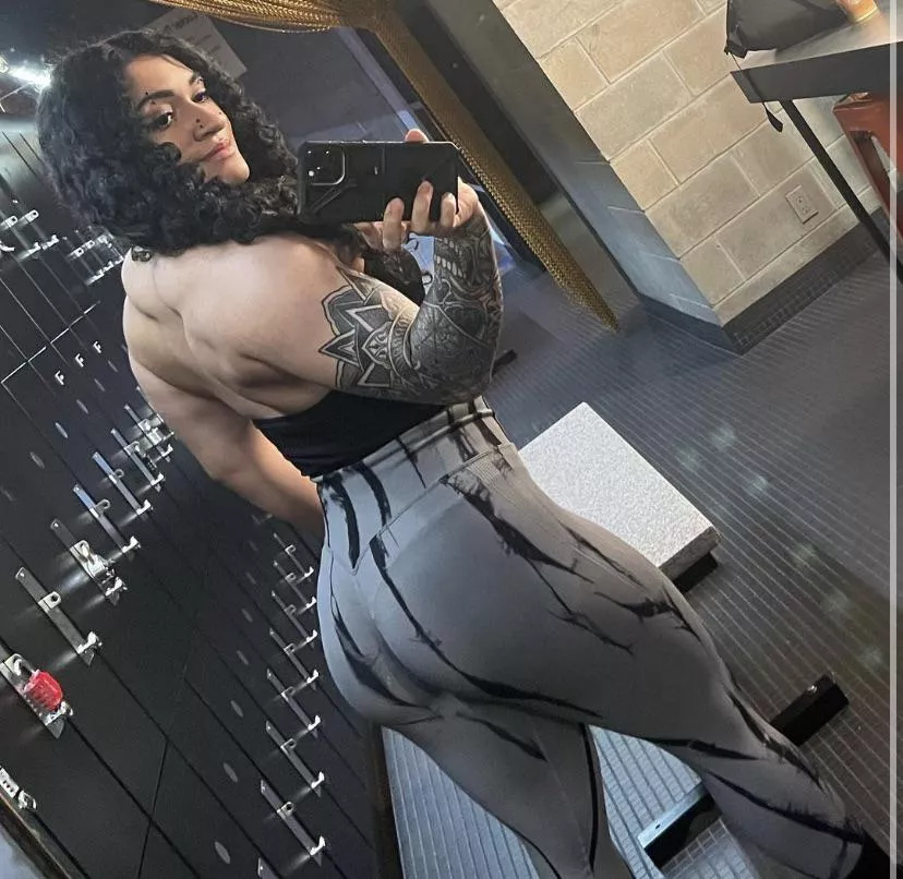 I’m the goth girl that haunts the gym at night.