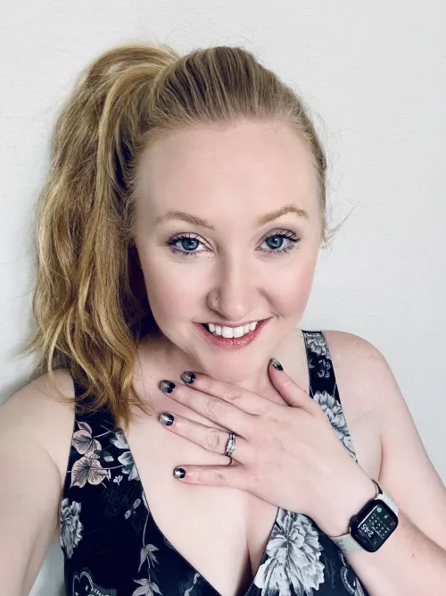 It’s always fun to look at my wedding ring while men fuck me. A little reminder that hubby loves me and I’m his good girl! 😍