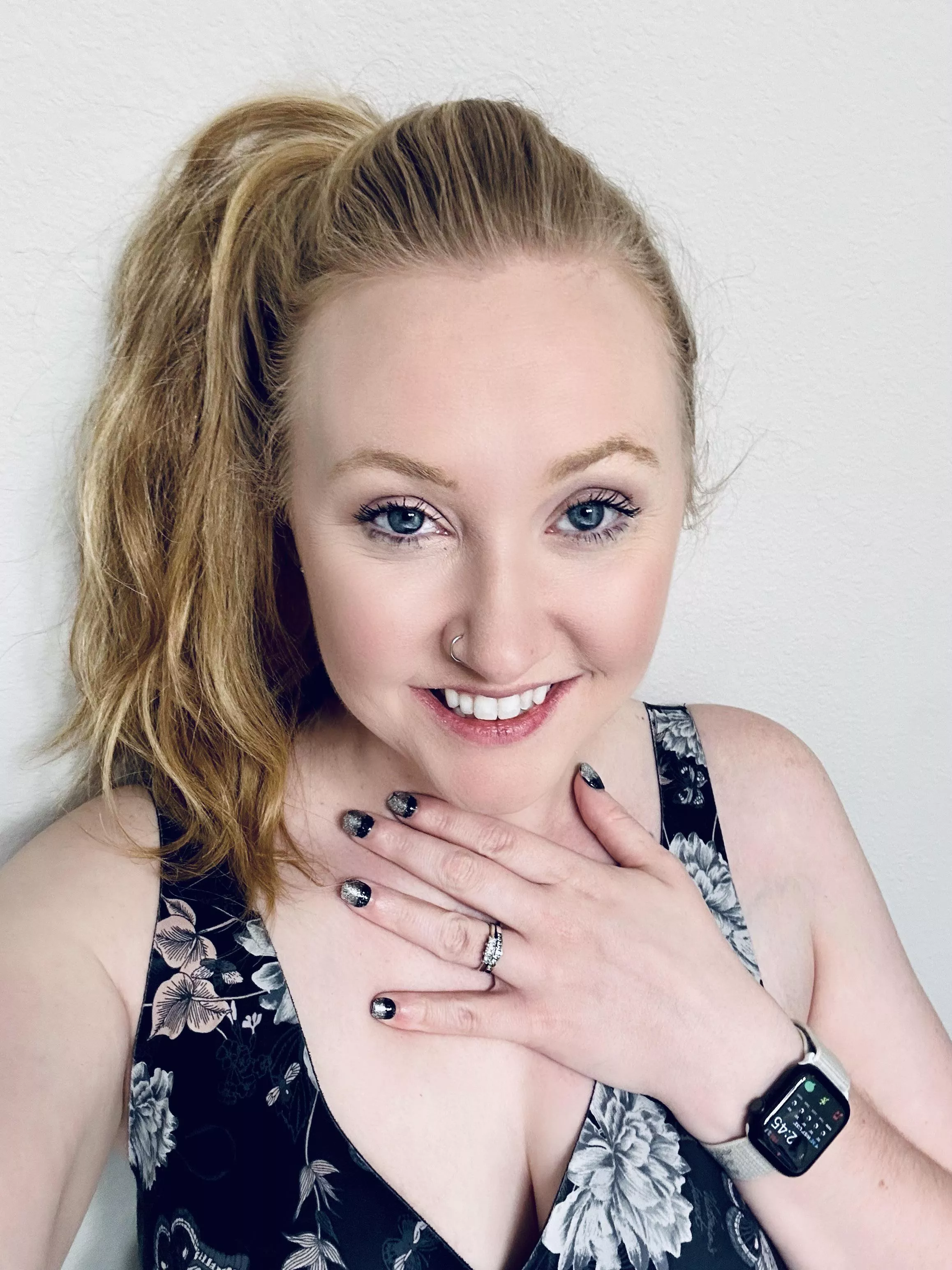 It’s always fun to look at my wedding ring while men fuck me. A little reminder that hubby loves me and I’m his good girl! 😍