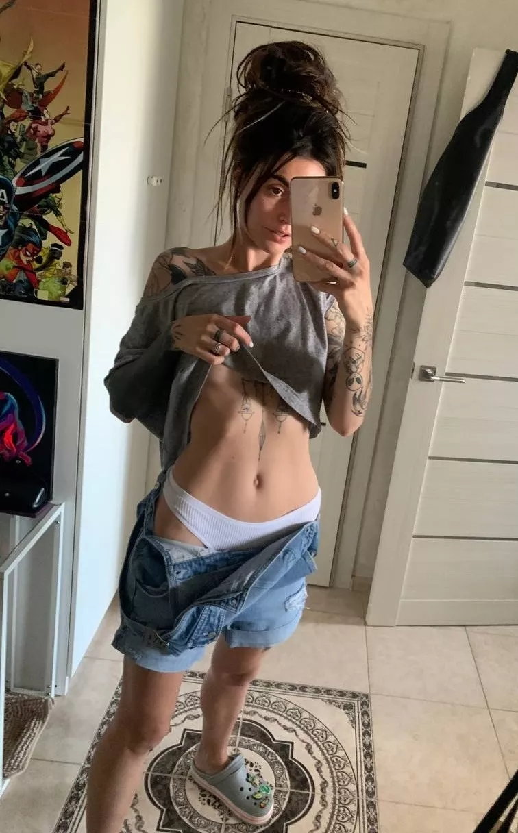 Kiss my tummy while you go lower 😏 [img]