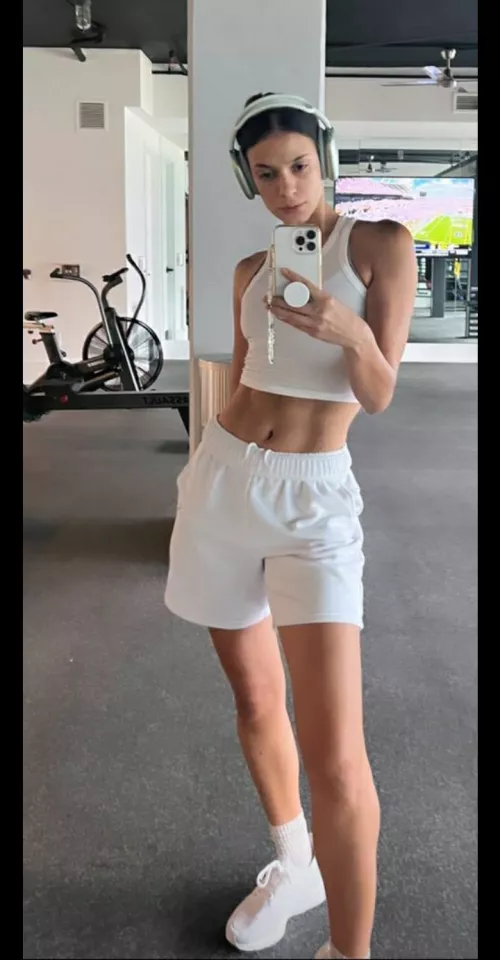 laysla de oliveira is so underrated. would love to jerk with a bud for her tight sexy abs