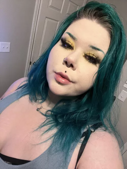 not dead, just been feeling gross 🖤