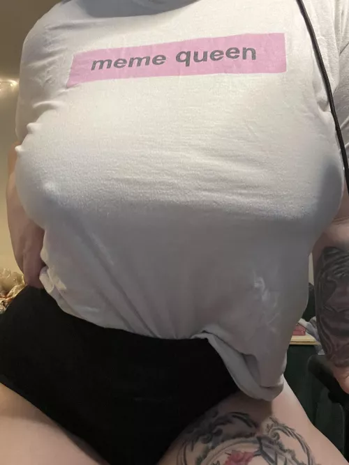 Playing apex in this t shirt, no bra