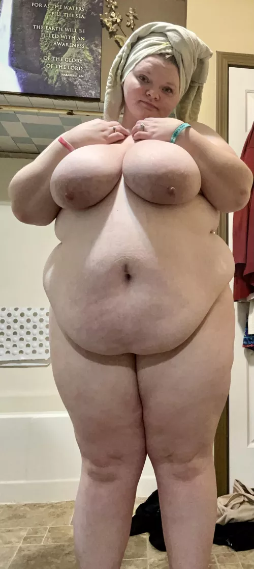 Saggy boobs, saggy belly, wet pussy.