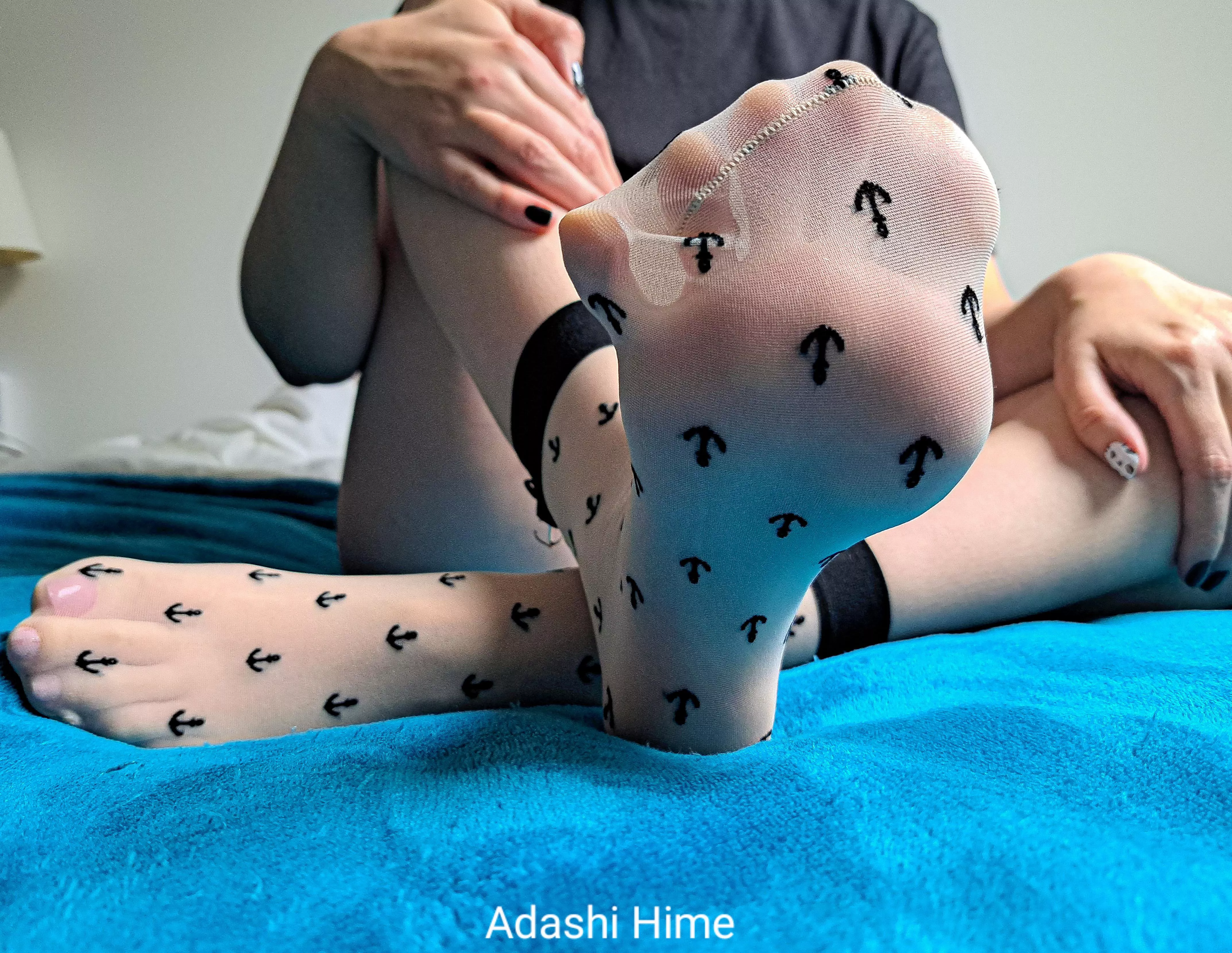 Spread toes in nylon...