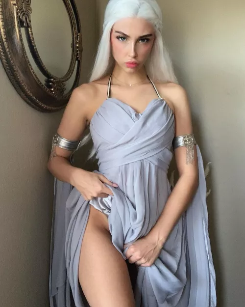 Sunnyrayxo as Khaleesi