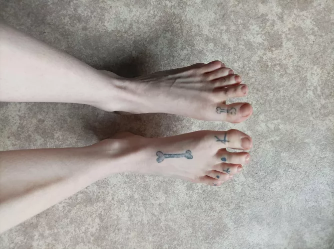 tattooed feet anyone?