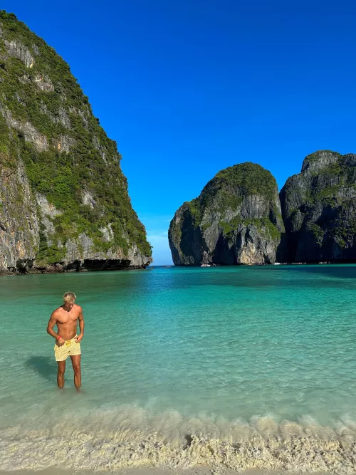 Trying to channel Leonardo DiCaprio in the Beach 🏝️