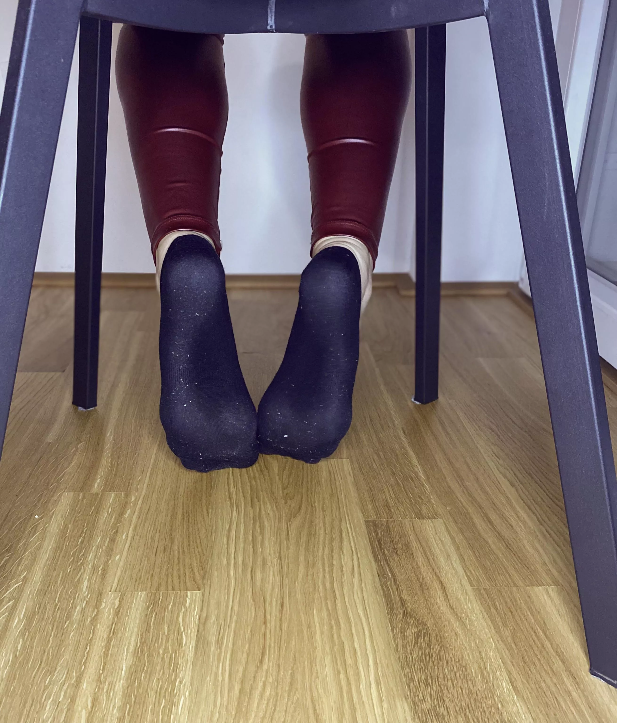 Wanna serve your queen under the table you little boy? 🤫😈👅