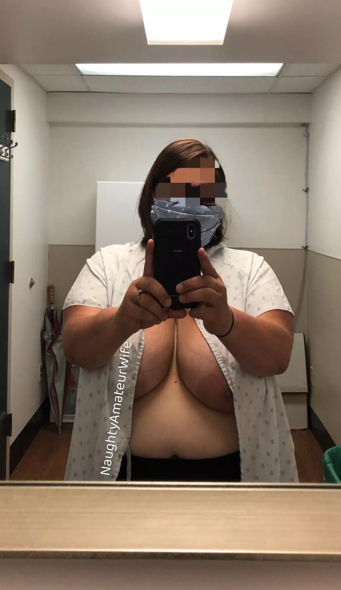 Who likes moms more, the older guys or the younger guys?