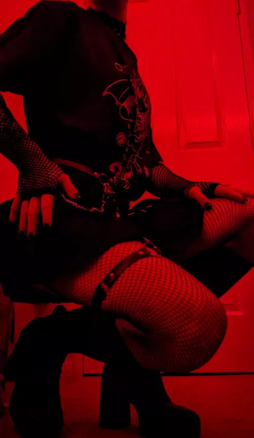 who likes tall goth femboys?