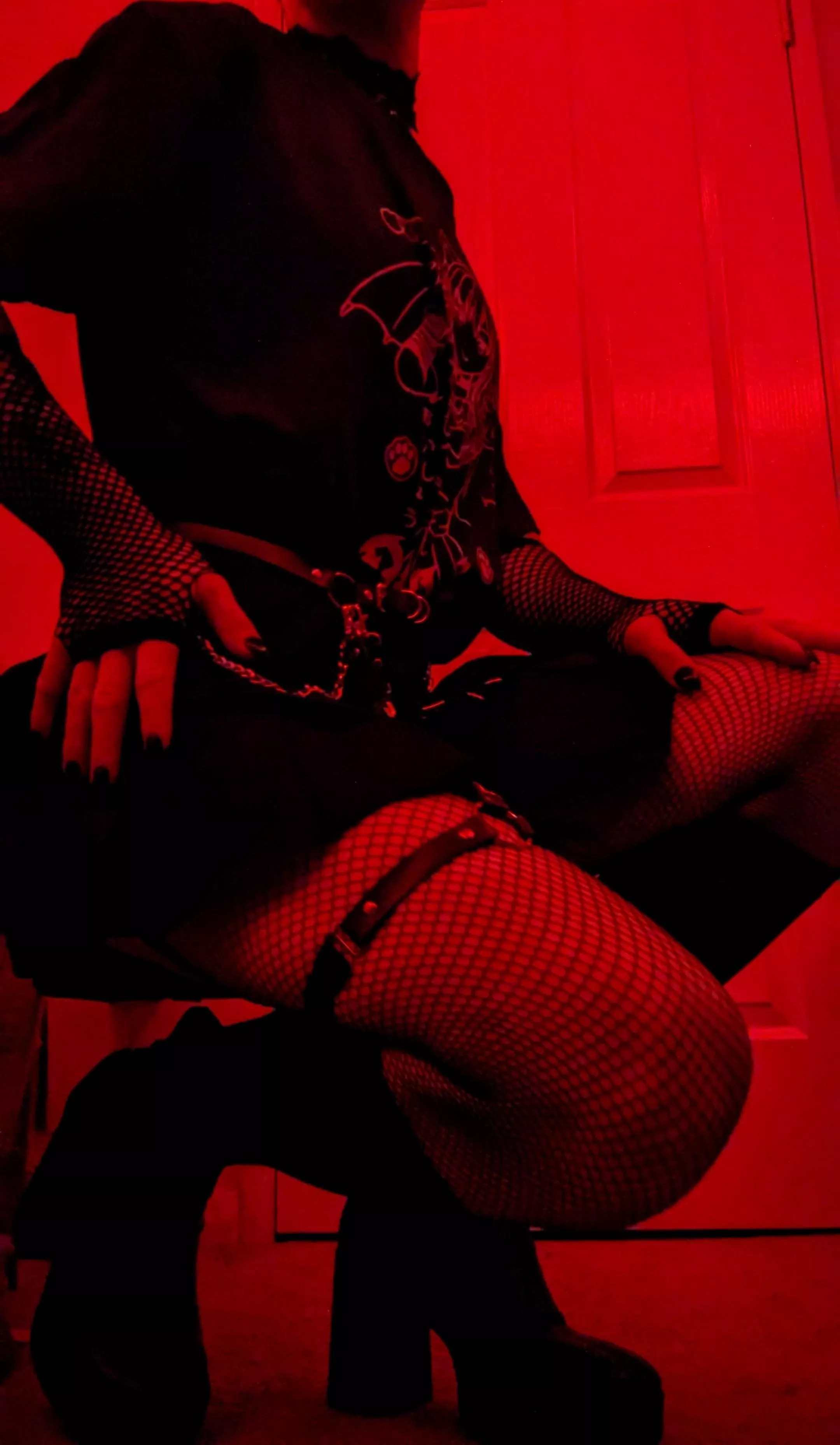 who likes tall goth femboys?