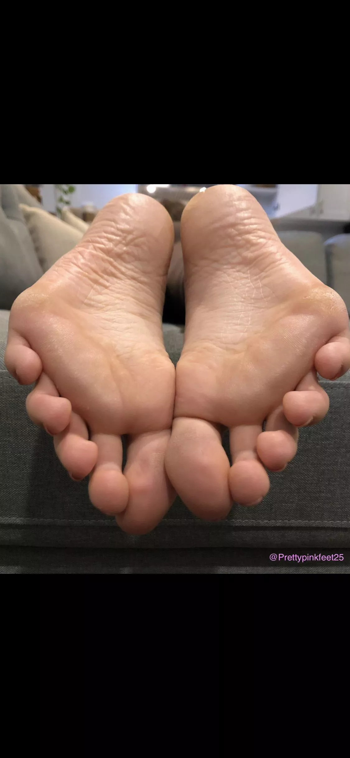 Would love to have someone worship my soles while I read 🥰