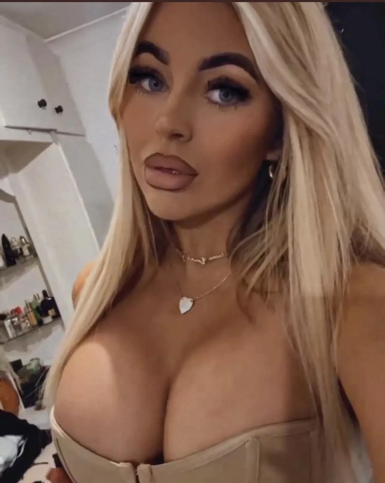 Would you cover this hot slut?💦