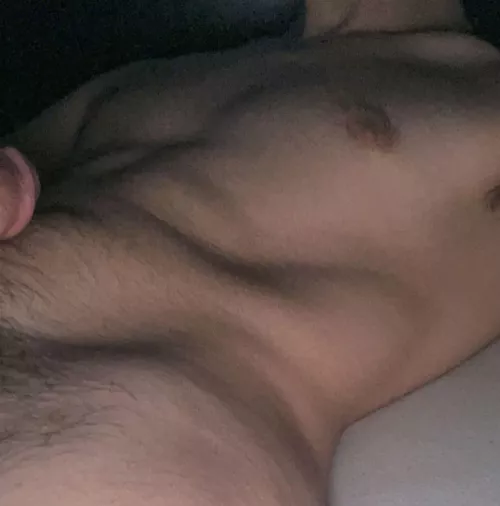 18 m slim/fit boy looking for hot men to jerk off with —> emirol1