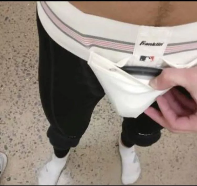 18 Straight hockey player looking for new bros. Up for chat or truth/dare or some game. Hmu with age and pic mate @jacblunua