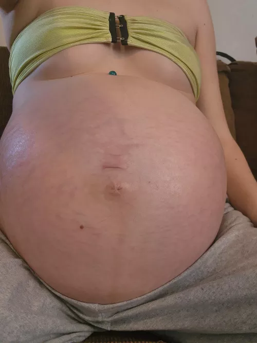 36 weeks with twins...still so 💦 Why don't you cum play with me?