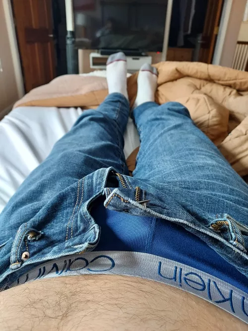 42 USA for 18 to 19s, must show face, underwear+, white socks++, verbal++, live cam jerk ++++ let me help you cum, add kingarthursswor