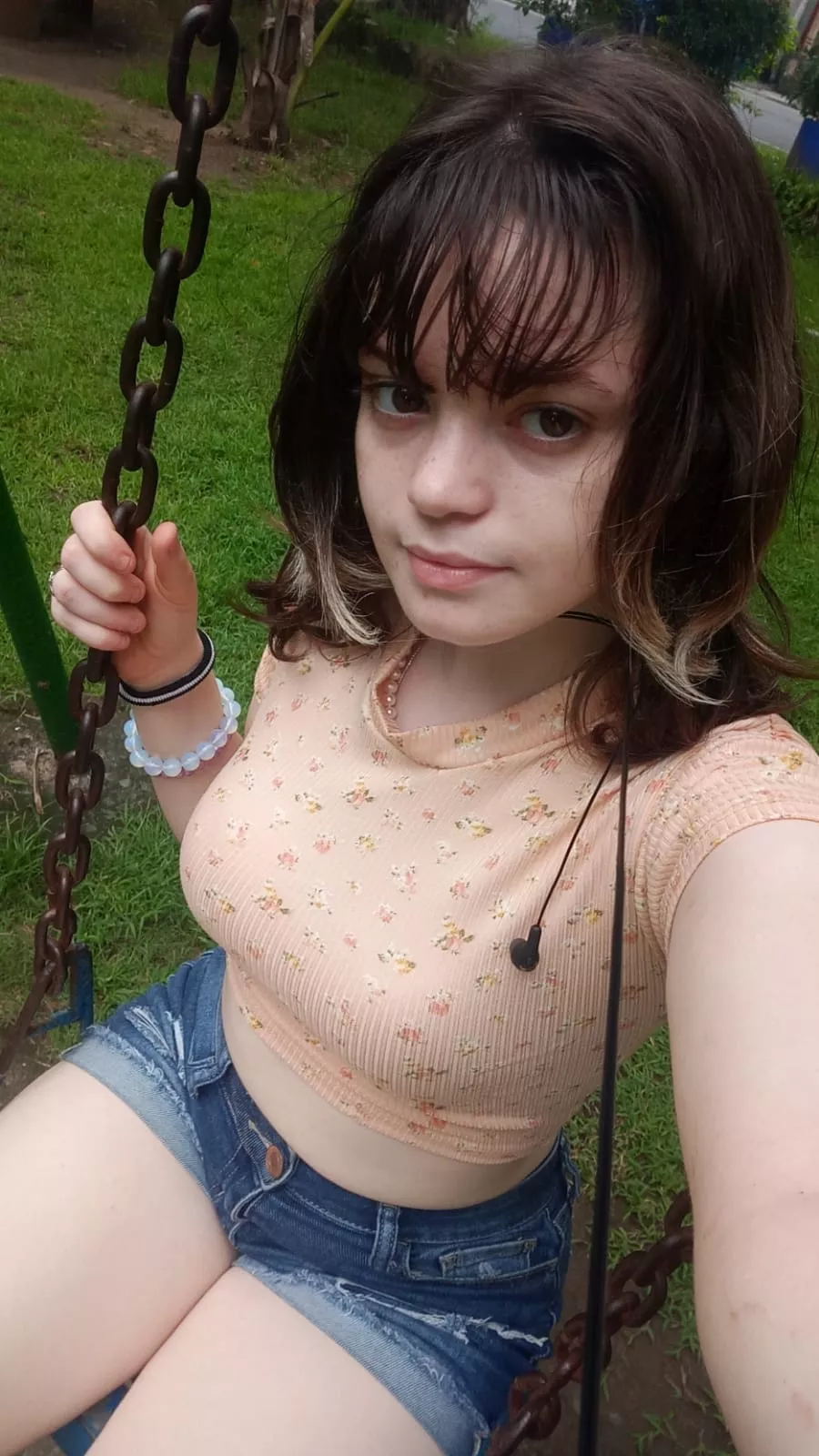 A tight outfit because im thicc asf