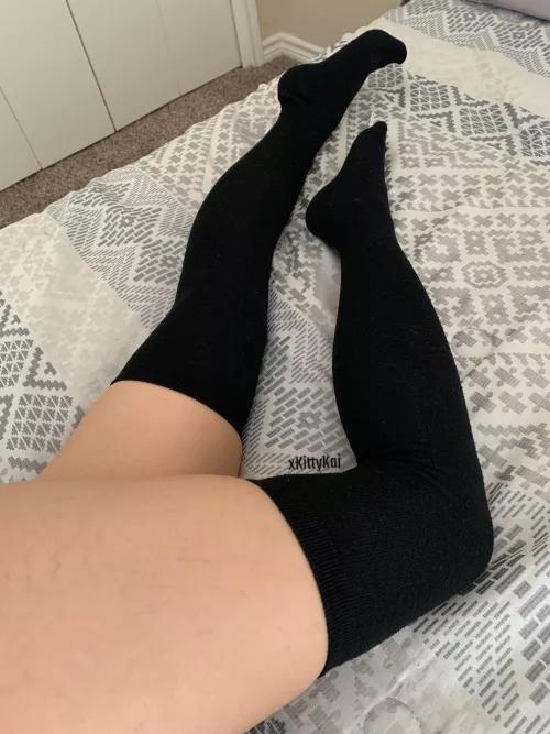 Any black thigh highs fans? 😇🖤