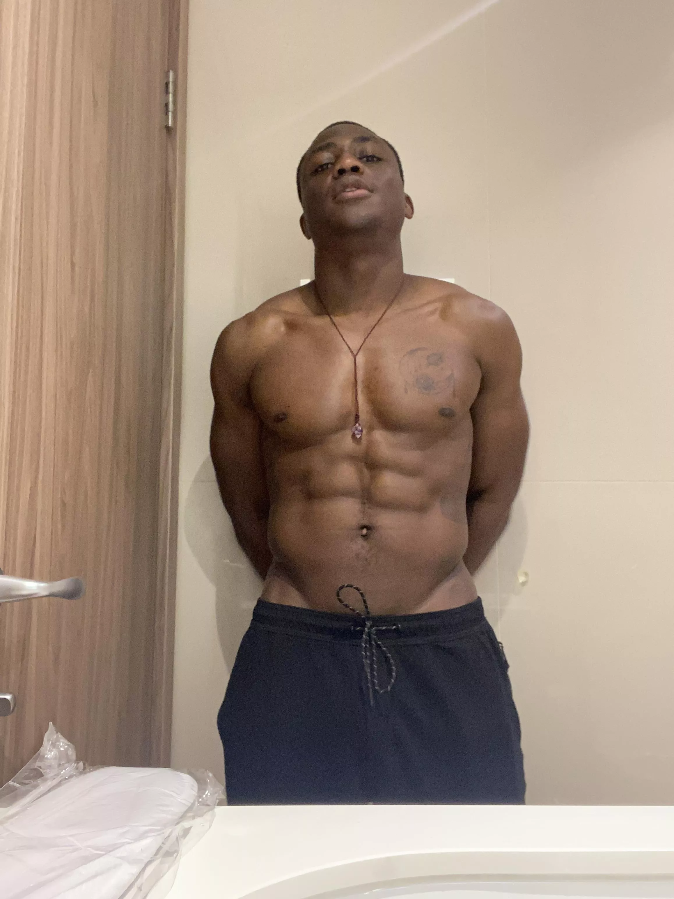 Anyone else get a little turned on from staring at their own progress pics? 🖤🍫