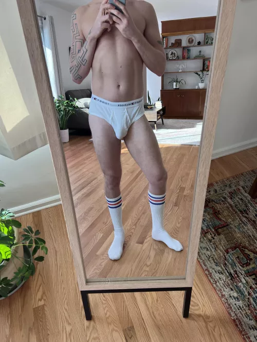 Anyone like classic whitey tighty bulges? 😋