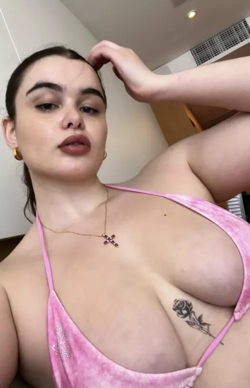 Barbie Ferreira is very good-looking
