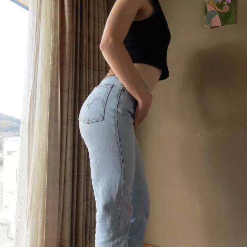 feelin cute today in my fave levi's & crop top! 😊