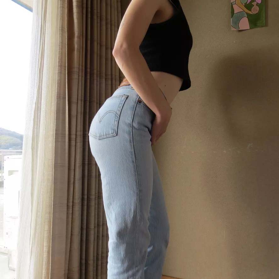 feelin cute today in my fave levi's & crop top! 😊