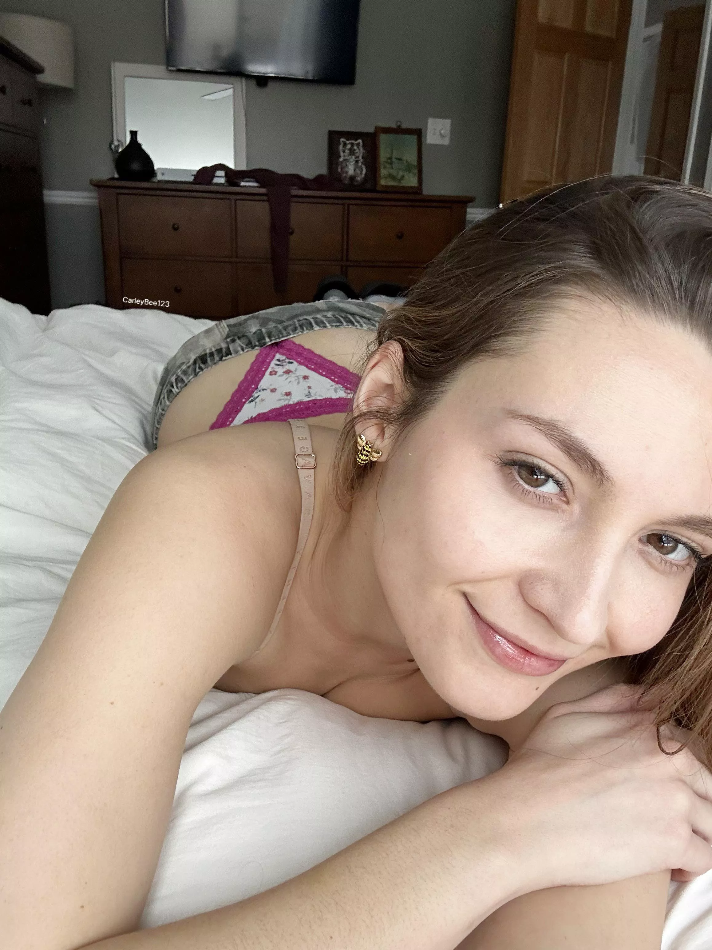 Having one of those days where venturing outside just seems like too much. I might stay here instead [f]