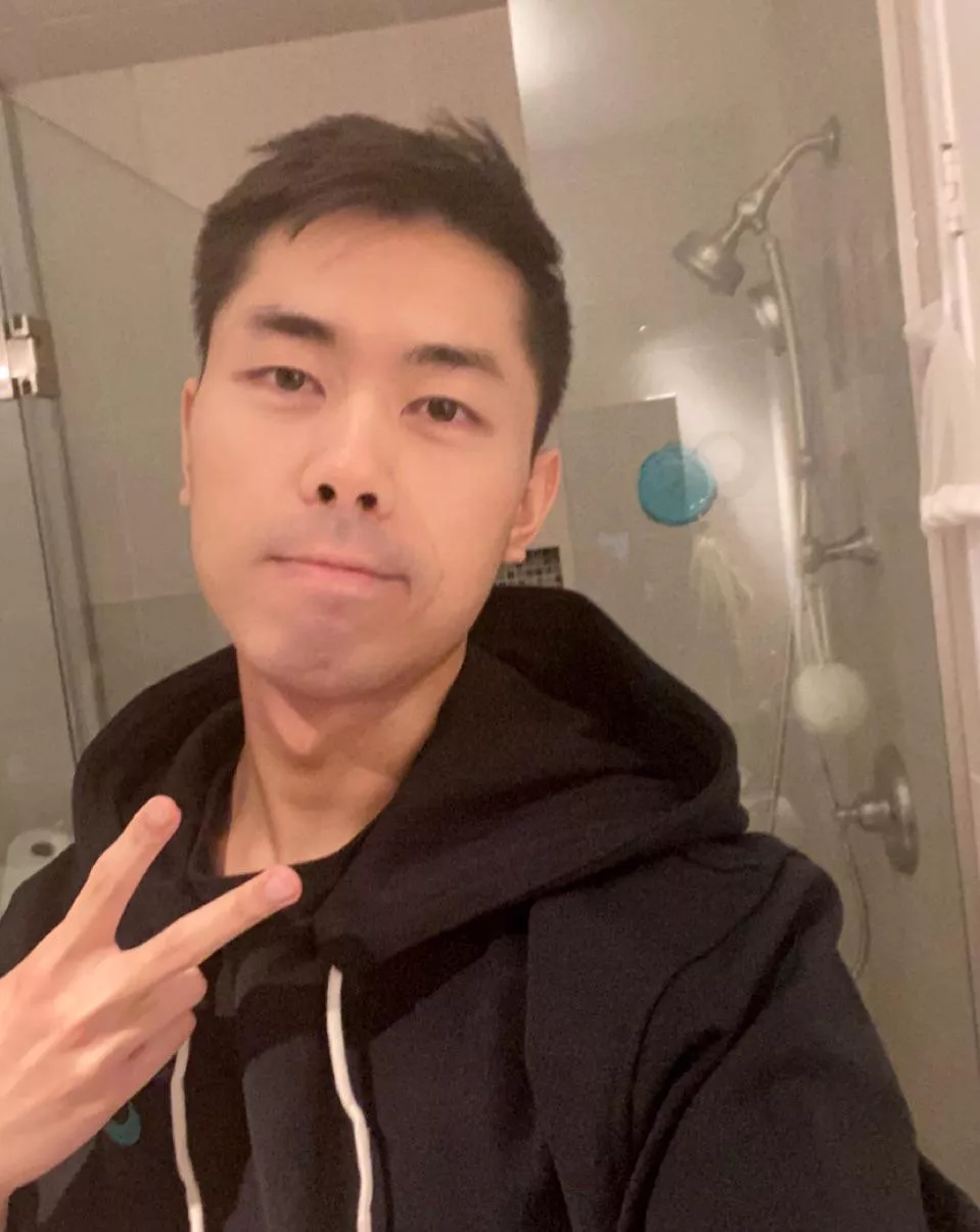 Hey gaymers! Looking to join the world of MMORPGs. Which ones are you playing and which are new player friendly? 🥹