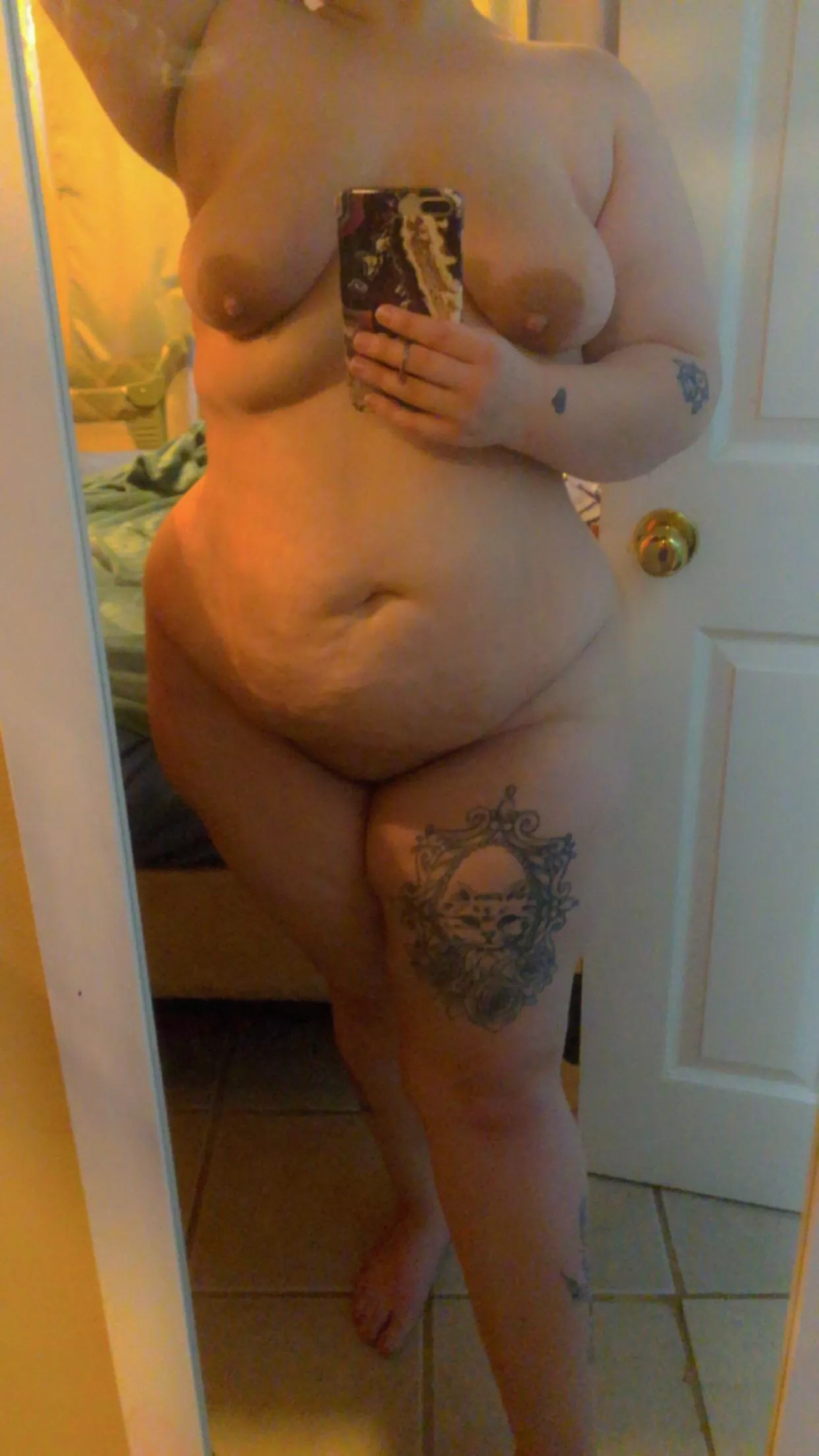 i can’t not take a picture when i walk past my mirror 🤤