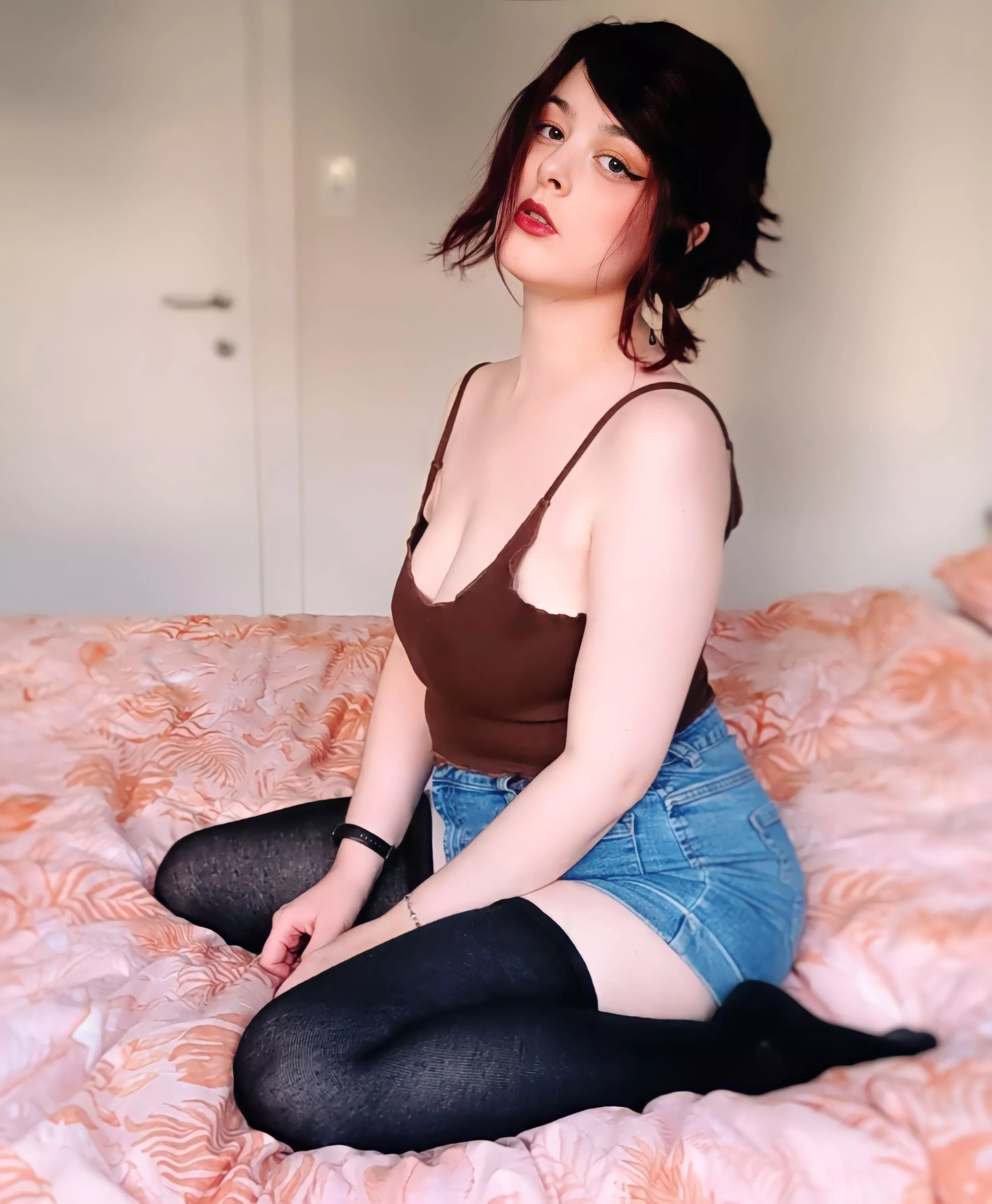 I feel 200x cuter when I put on thigh highs 😇