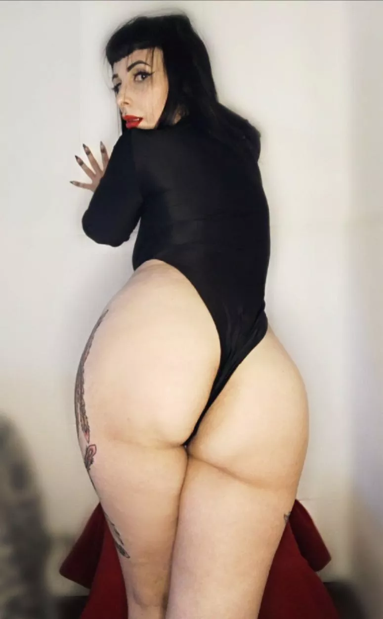 I may look sweet but in my mind I'm thinking about how much I want your cock inside of me 😏😈