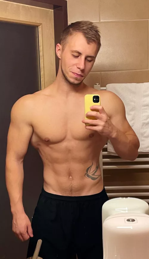 I stopped by the hotel and got a big mirror as a bonus😇