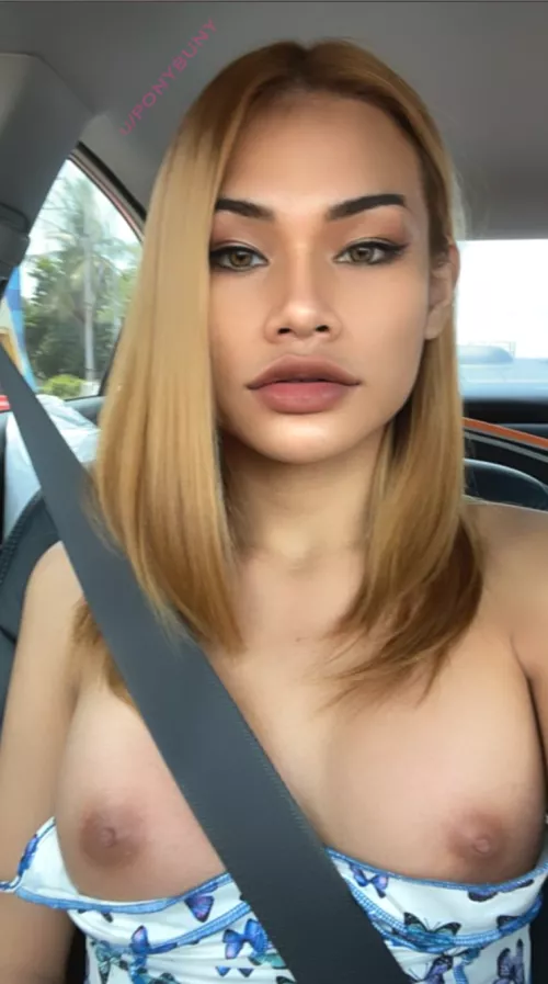 Im feeling hot. 🥵 Should we play in the car together? 😊