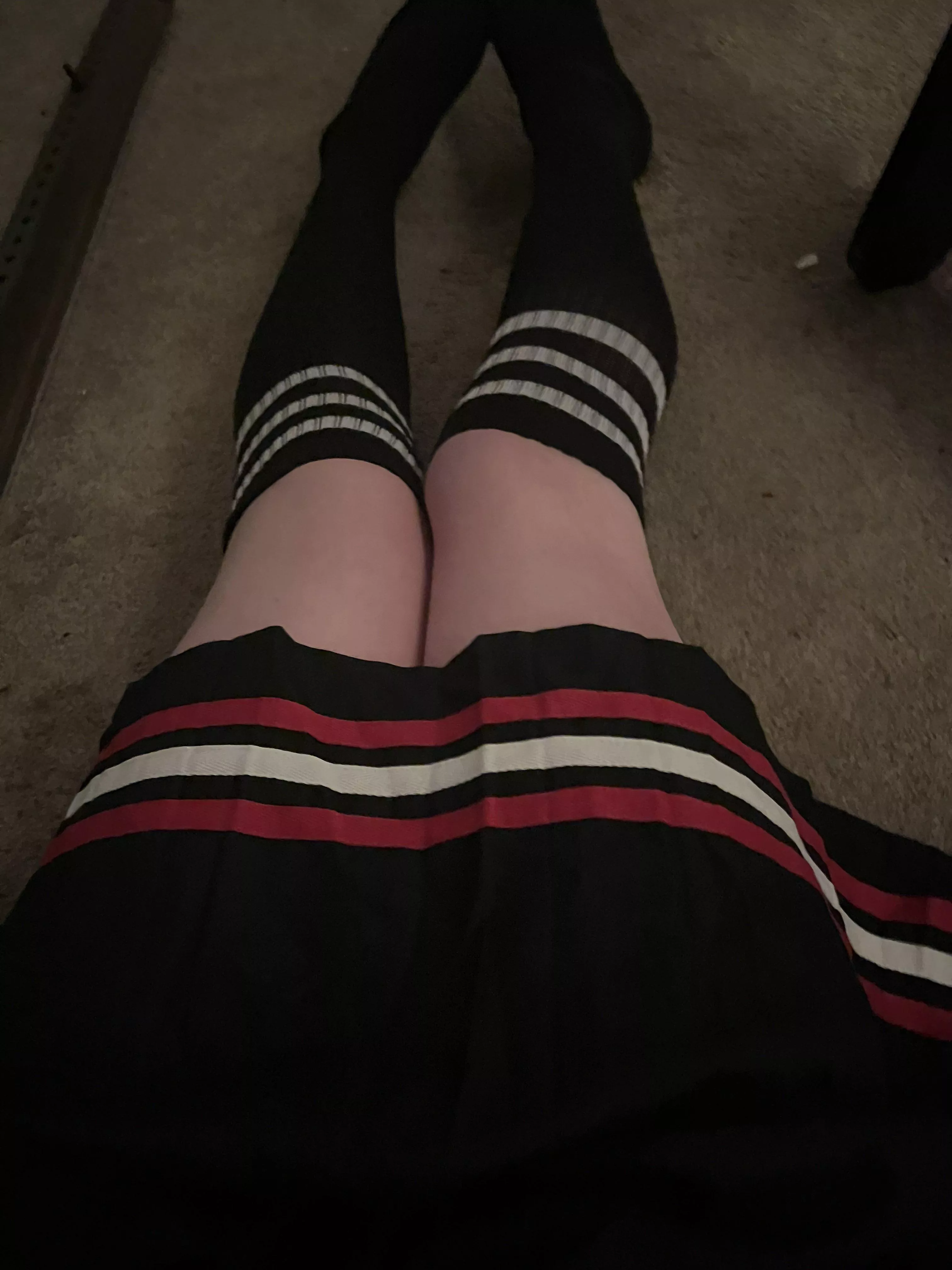 lay on the floor with me <3