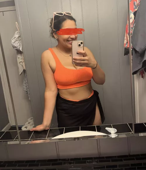 Looking to send pics of wife for Cum tribute. Must upvote ⬆️ And send sample