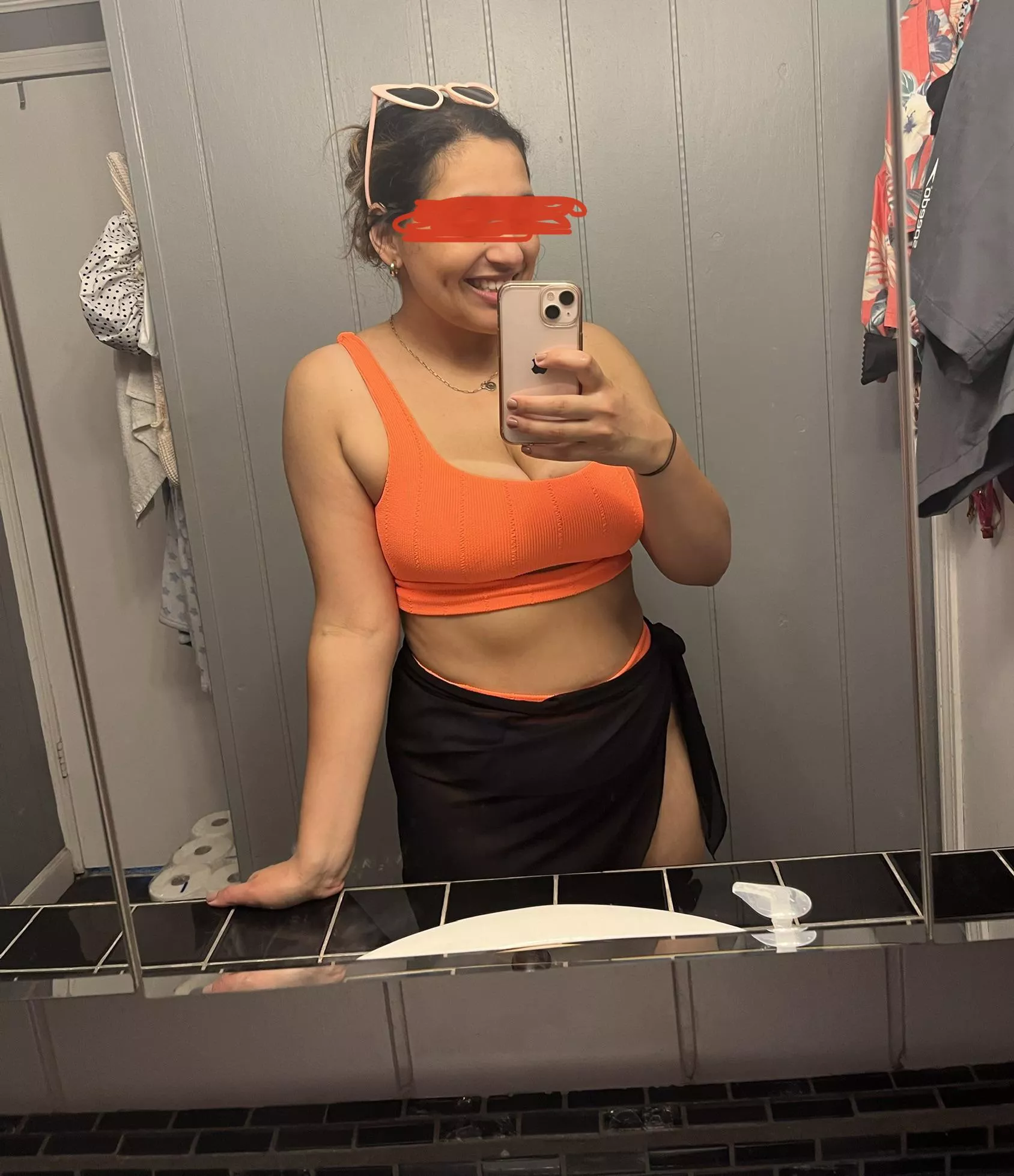 Looking to send pics of wife for Cum tribute. Must upvote ⬆️ And send sample