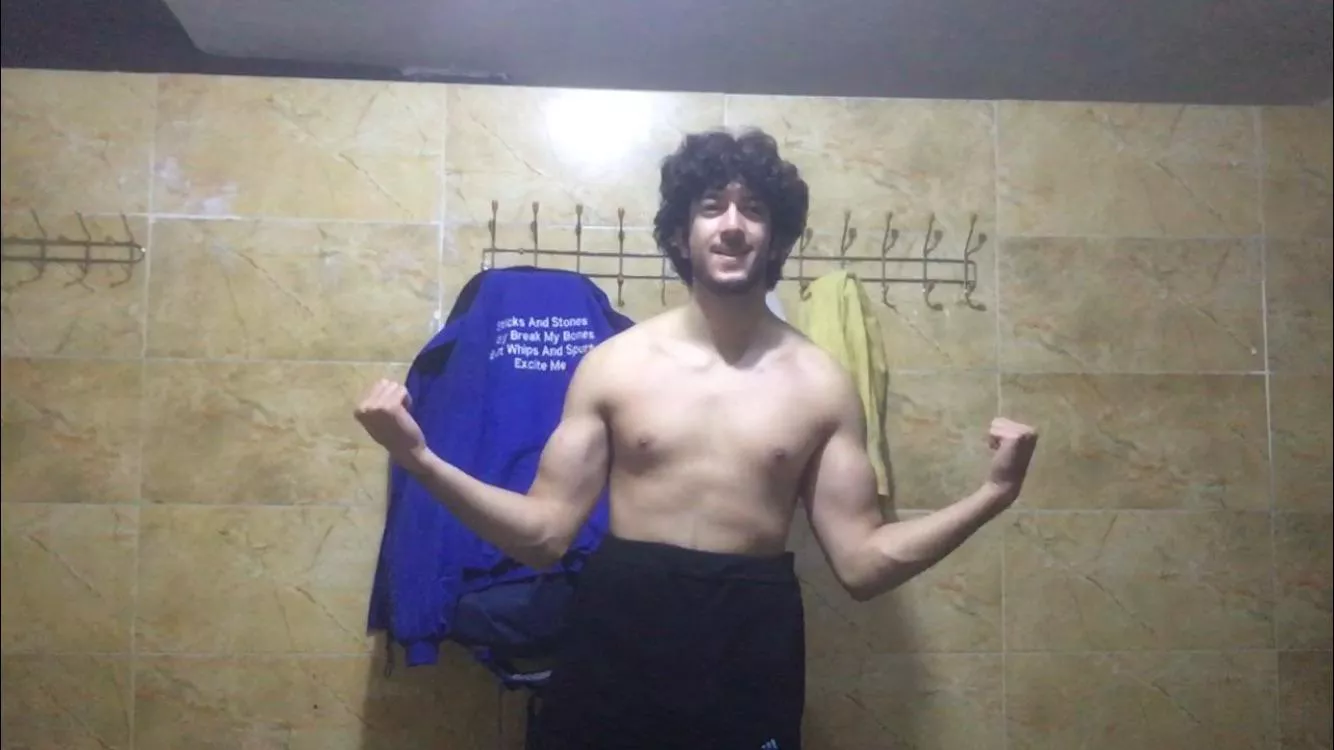 Muscular Arab 19 y.o here