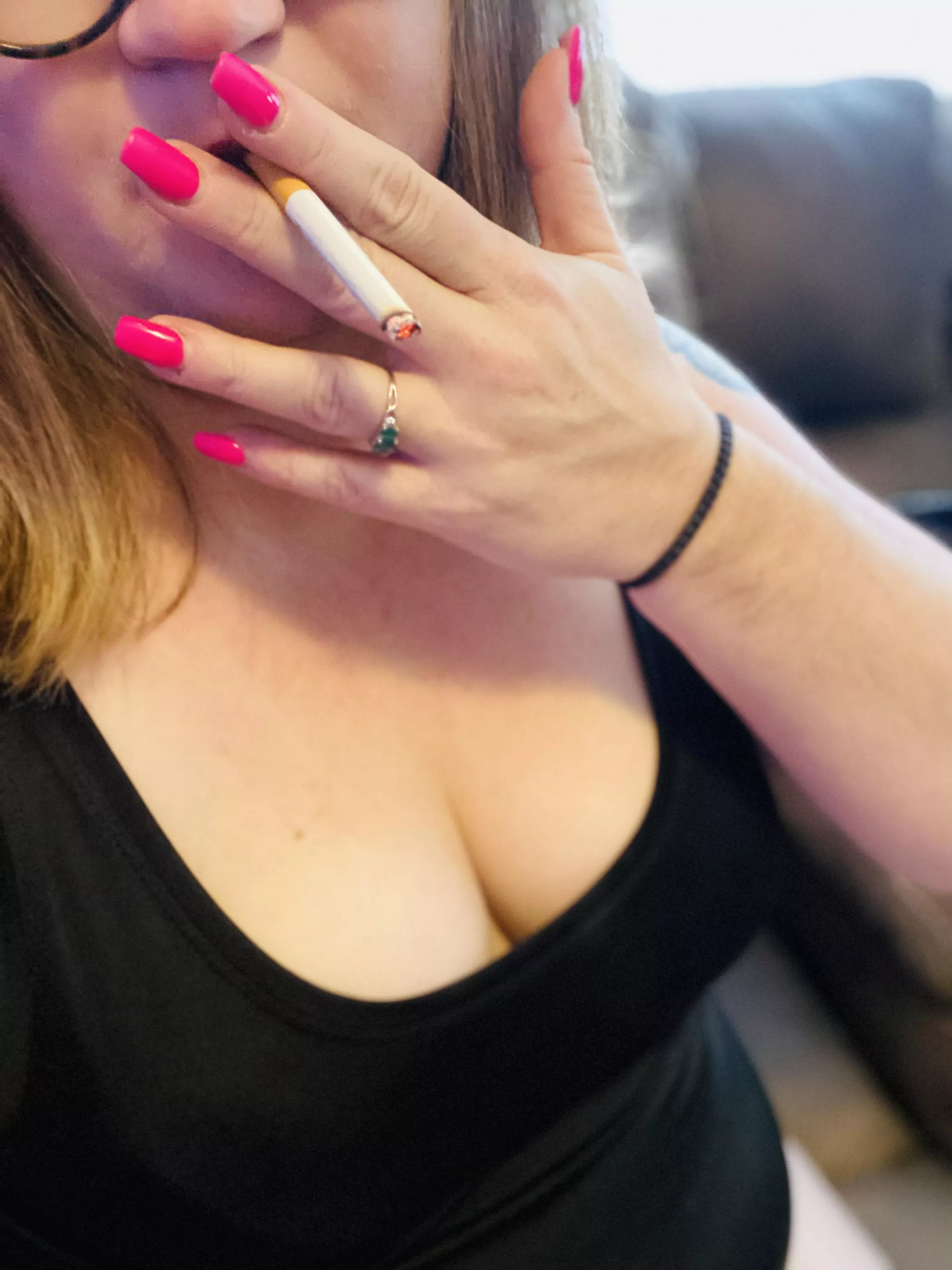 Nothing much better than that first smoke in the morning. Have a sexy, smoky day! 😘💨