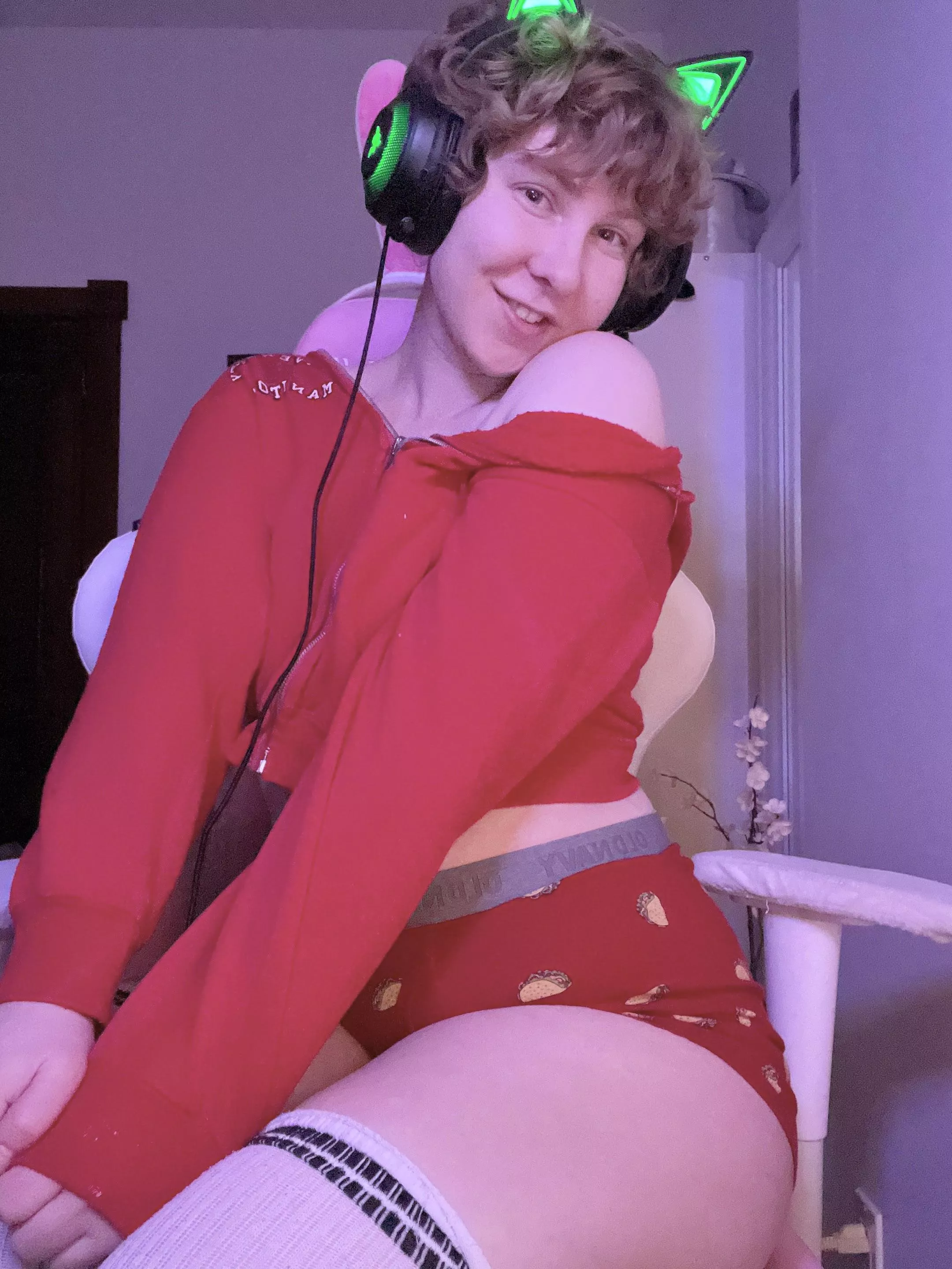 playing my silly little rhythm game in my silly little boxer shorts and my silly little thigh highs >_<