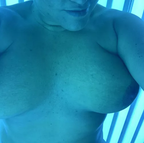 Saggy tits flopping in the tanning bed